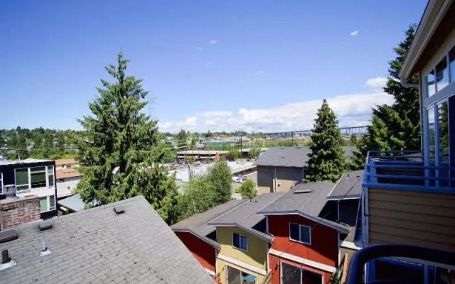 Walkable OTS Mid Century Condo-Pool