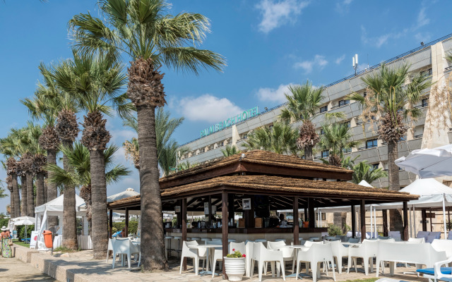 Palm Beach Hotel & Bungalows