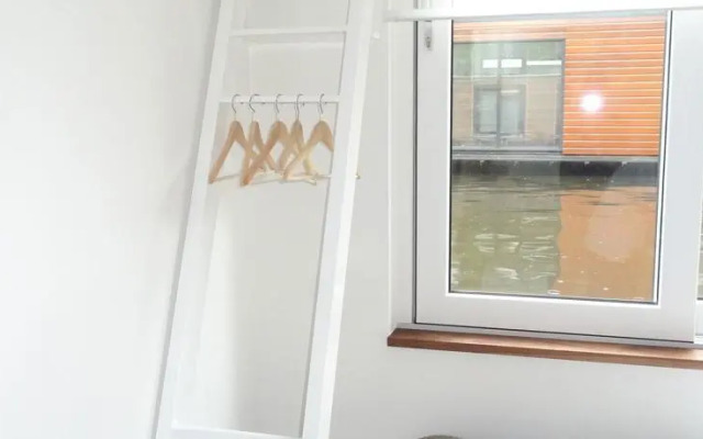 Private studio on houseboat in the centre!