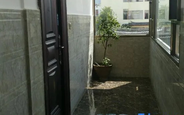 Yulong Hongyuezhuang Inn