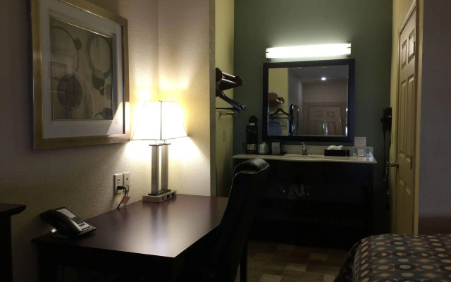 Pearsall Inn & Suites