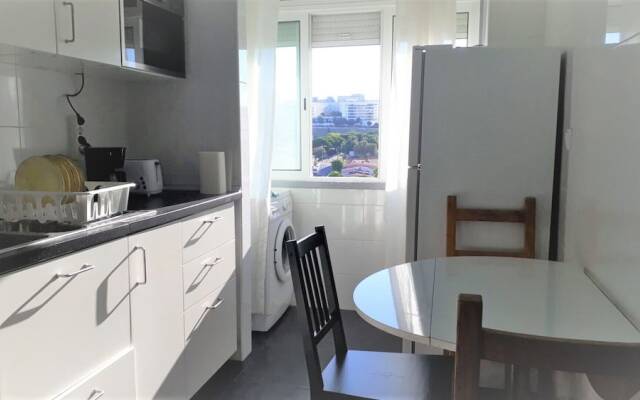 Twin Beds Bedroom Sharing, Wifi and Ac, 300 Meters From Station