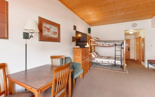 Studio Colorado Vacation Rental Located near River Run Village with Hot Tub and Pool Access