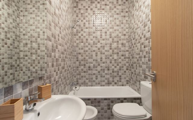 Deluxe Apartment Downtown with Pool and Parking