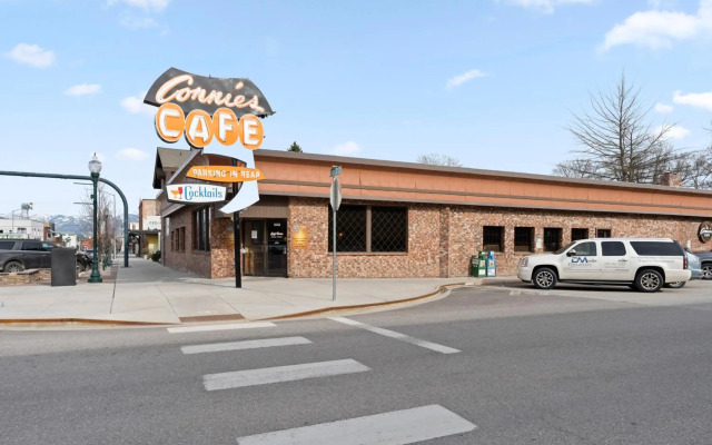 Cedar Street Hotel and Suites