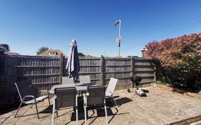 Charming 4-bed Cottage in Hayling Island - Hot Tub