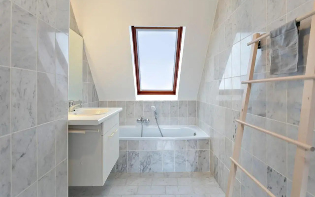 Warm Lofty and Spacious Studio