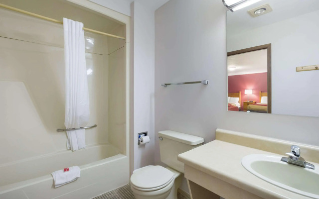 Econo Lodge Inn & Suites