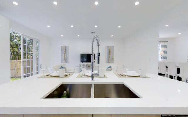 Beautiful Hollywood Beach 4 BR Home W Heated Pool