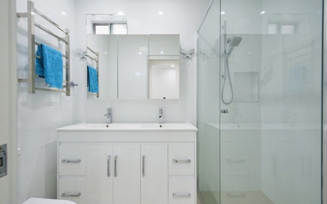 Stunning Waters Penthouse, Sandy Point Road, 46