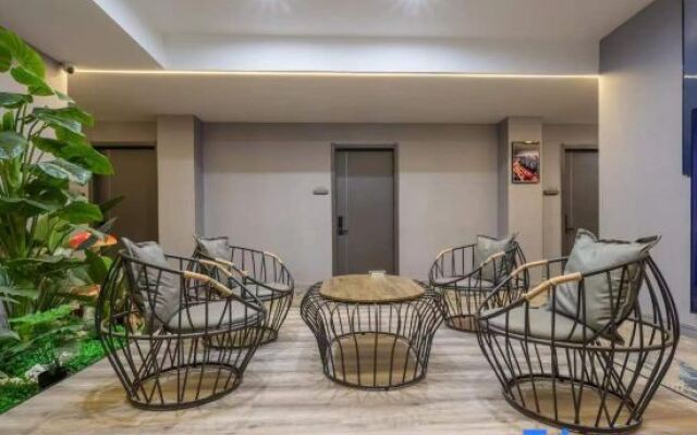 Nanyang Yueke Light Hotel (Wolong Bridge)