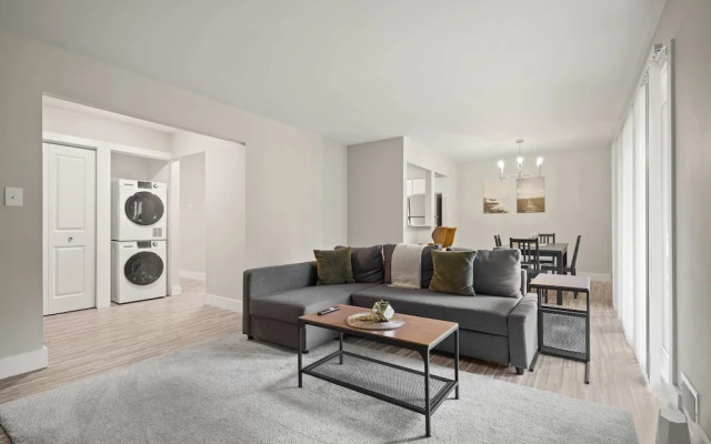 Relaxing 2BR 2BA Unit in the City