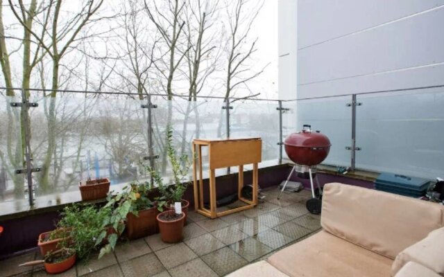 Spacious 2BR Home in Surrey Quays W/terrace