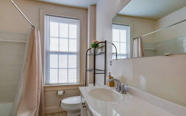3BR Colonial House w/Parking by CozySuites