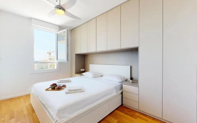 Mika's 2-Bedroom Seaview Flat & Parking