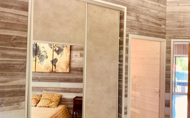 L estanguet maison octogonale en forêt