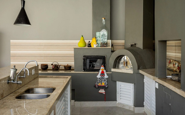 Casa com piscina e churrasqueira perto da praia