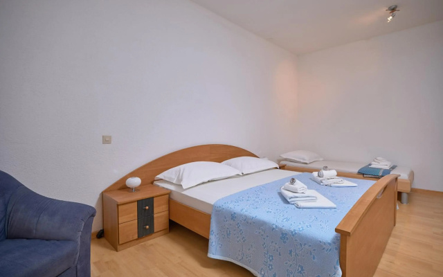 M Entire floor in a spacious house with pool