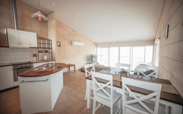 Bayview no 1 - Next to the Beach!