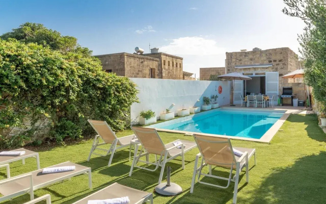 Ta Patee Pool Farmhouse in Gozo