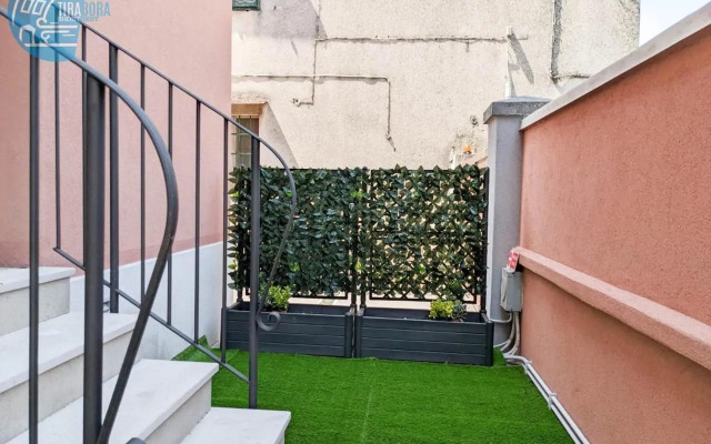 Basovizza 3 Angelica Tirabora Short Rent