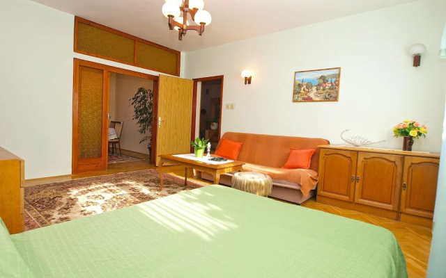 Apartment 933