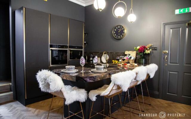 Opulent 2bedroom Apartment, Bournemouth, Parking