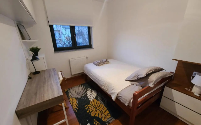 Modern 4-Star luxury apt - WFH Ready, Free Parking
