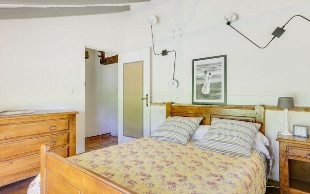 Holiday Home in Laluque with Terrace, Garden And Barbecue