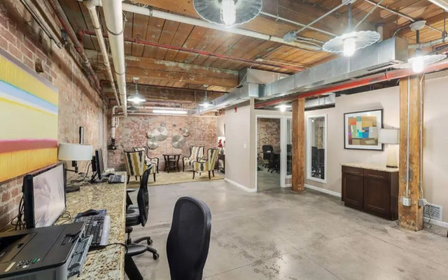 Trifecta 2BR Free Parking Modern Superhost