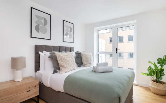 Modern 2BR 2BA with Balcony by Soho