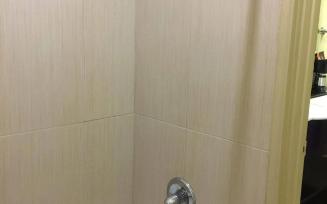 Pearsall Inn & Suites