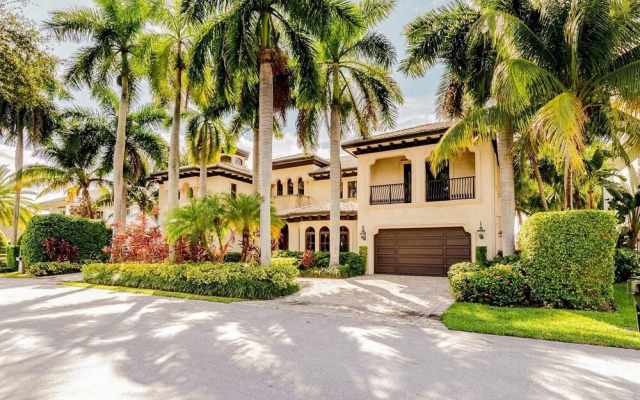 Florence by AvantStay | Estate w/ Dock & Pool | Sleeps 16