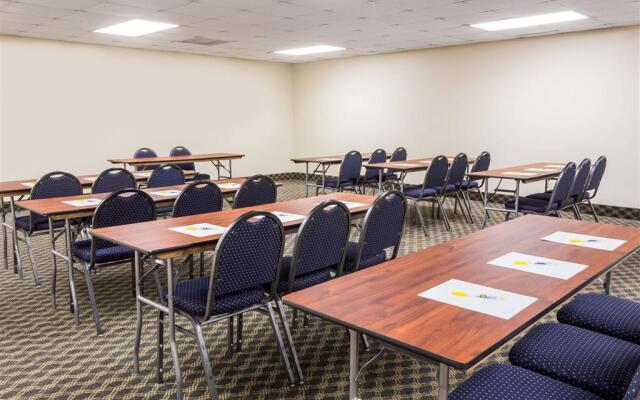 Days Inn & Suites by Wyndham Clermont