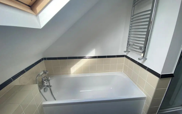 Pristine 2 bedroom apartment with off street parking