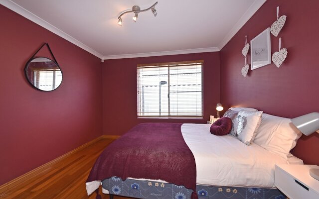 Redcliff Home Close to City & Airport