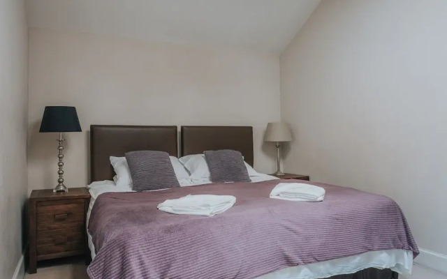 Reizand Apartments, Young St