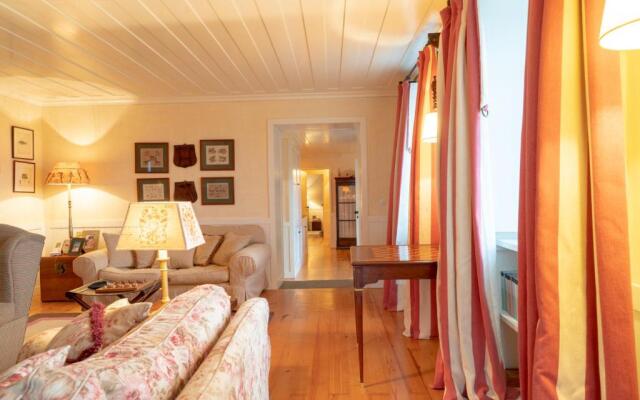 Liiiving in Moledo Historical Pool Villa