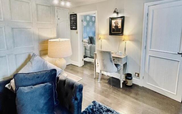 Cotswold Chic Retreats "Jacinabox" 5 Star Chipping Campden-Parking-Garden