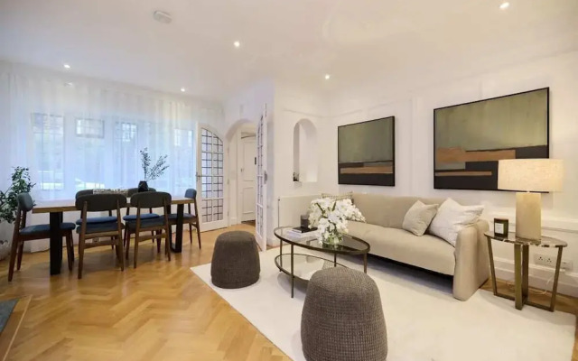 The Charm of Chelsea - Modern 4bdr With Shared Courtyard