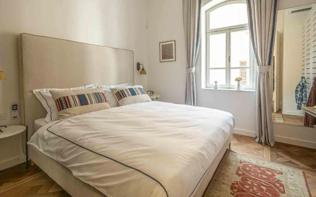 VELLER Shemaiah Apt #3