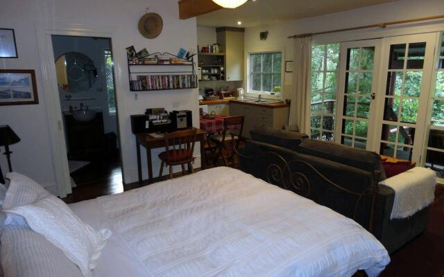Stones Throw Cottage Bed & Breakfast