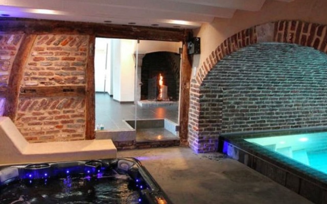 Attractive Holiday Home with Pool, Hot Tub, Fireplace near Spa