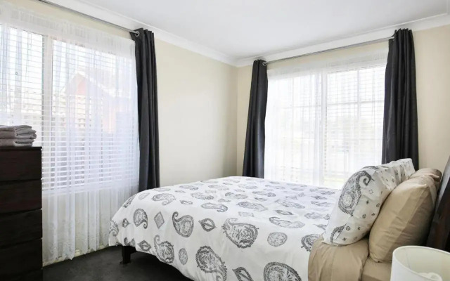 Kingfisher - Pet-Friendly - 10 Mins to Hyams Beach