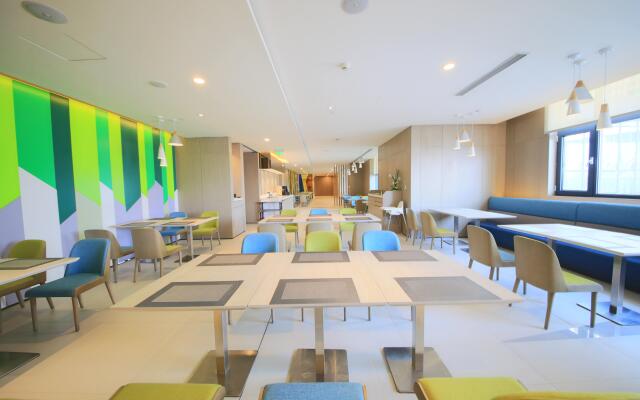 Holiday Inn Express Yingkou Onelong Plaza, an IHG Hotel