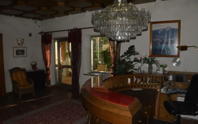 Four Seasons Apartment