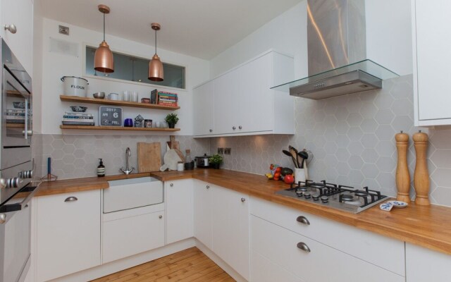 Spacious, Stylish 2BR Flat For 4 in Leith Walk