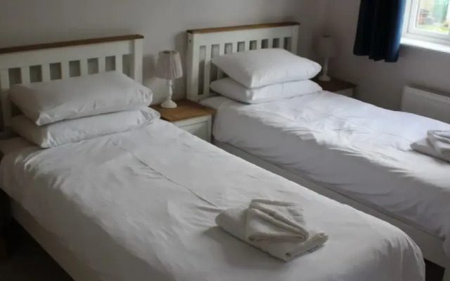 Dog Friendly - 4 Bed House - Sleeps 10 - Pool Table