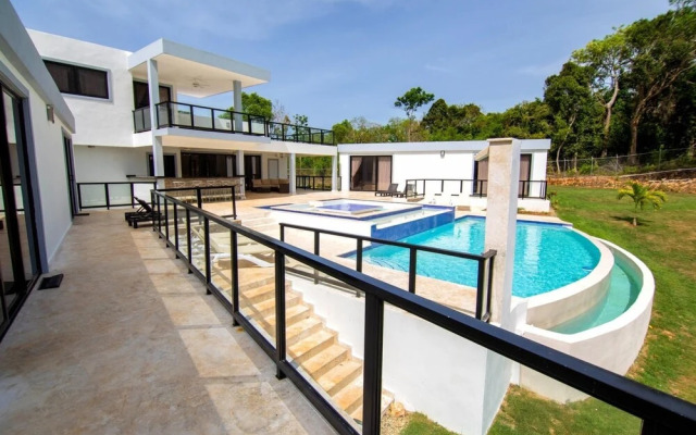 Bachelor s Heaven - Private and Spacious