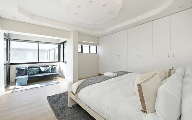 Spacious 3 Bed Apartment Sea Point Ocean Views